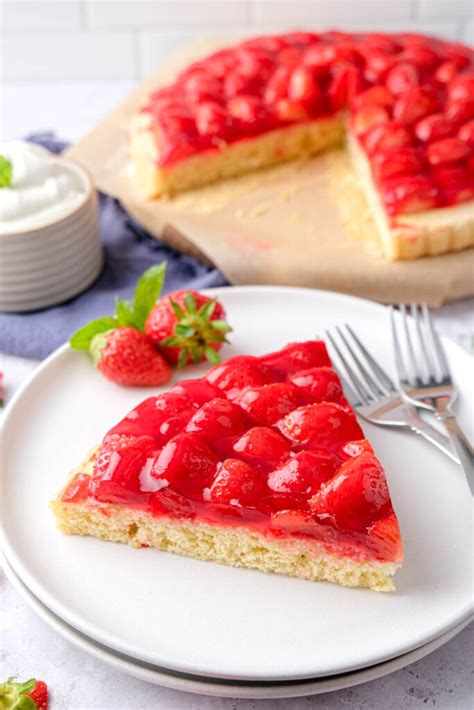 German Strawberry Cake {Erdbeerkuchen} 